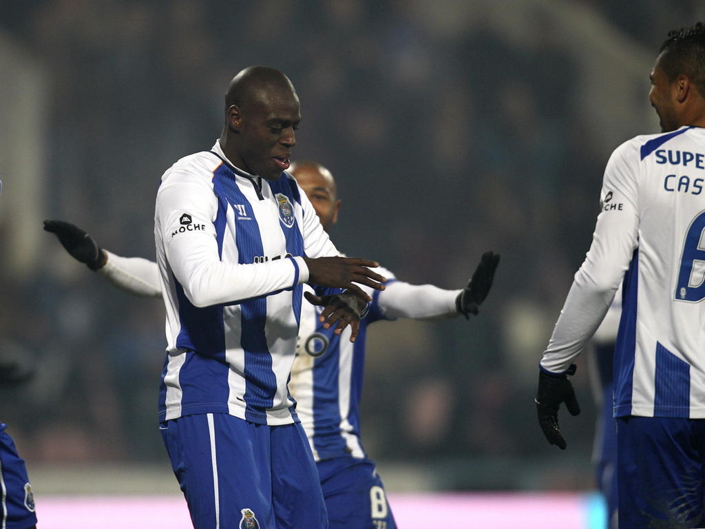 FC Porto-speler Bruno Martinis Indi viert zijn doelpunt nadat hij heeft gescoord tegen Gil Vicente. (03-01-2015)