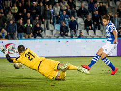 Invaller Jerry van Ewijk (r.) schiet de 1-0 achter Agil Etemadi (l.) tijdens De Graafschap - Almere City FC. (15-05-2015)