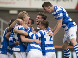 Vincent Vermeij heeft zojuist de 0-1 gemaakt tegen FC Volendam. De De Graafschap-spelers vieren het belangrijke doelpunt gezamenlijk. (31-05-2015)