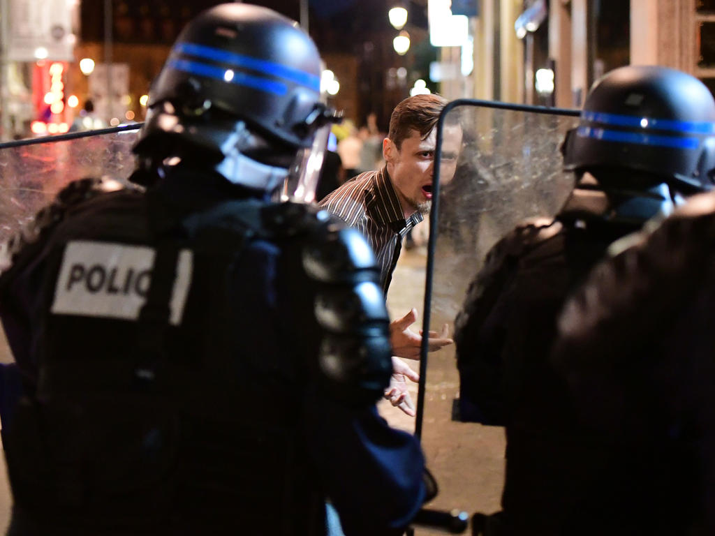 Die Polizei räumte den Champs Elyse Die Polizei räumte den Champs Elyse