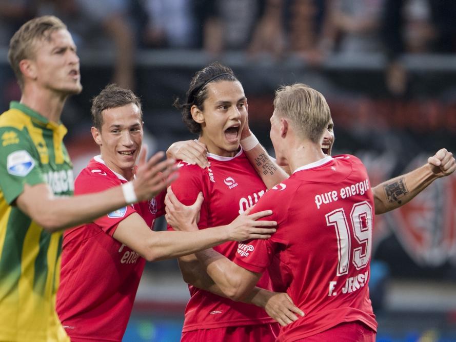 FC Twente viert de 1-0 van Enes Ünal (m.) tijdens het competitieduel met ADO Den Haag (17-09-2016).
