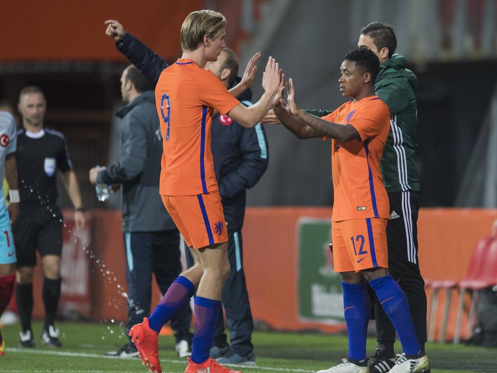 Steven Bergwijn (r.) komt tegen Jong Turkije in het veld voor Vincent Vermeij (l.) en debuteert in Jong Oranje. (06-10-2016)