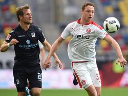 Löwen-Routinier Stefan Aigner (l.) kämpft mit Robin Bormuth von Fortuna Düsseldorf um den Ball