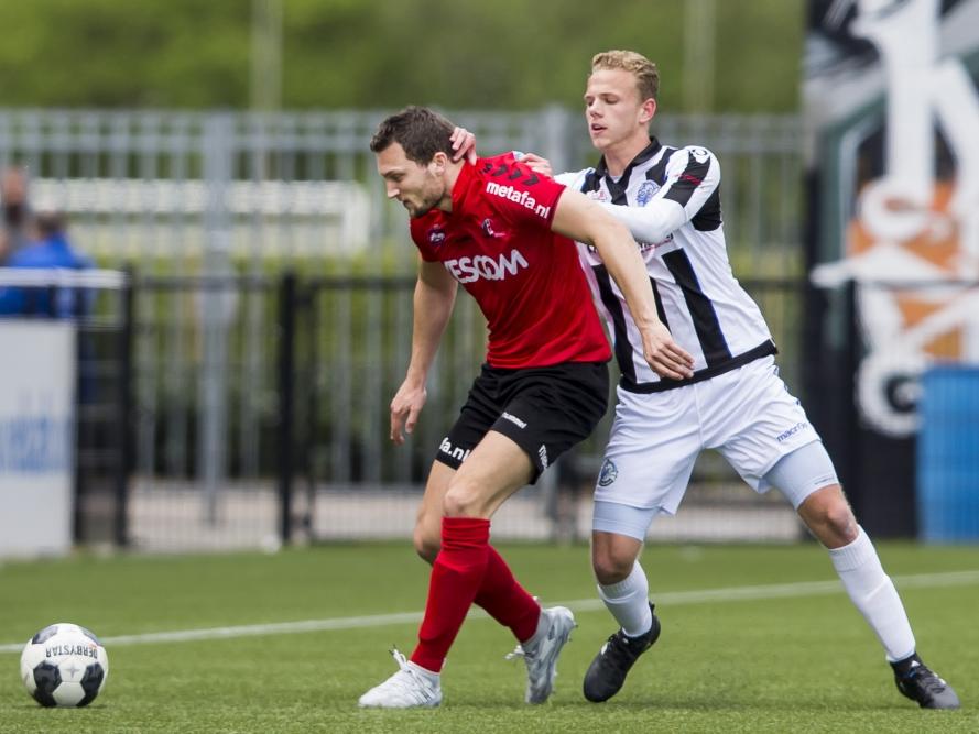 Met twee handen in de nek wordt Jordy Thomassen (l.) onder druk gezet door Luuk Brouwers (r.) tijdens de wedstrijd Helmond Sport - FC Den Bosch. (17-04-2017)