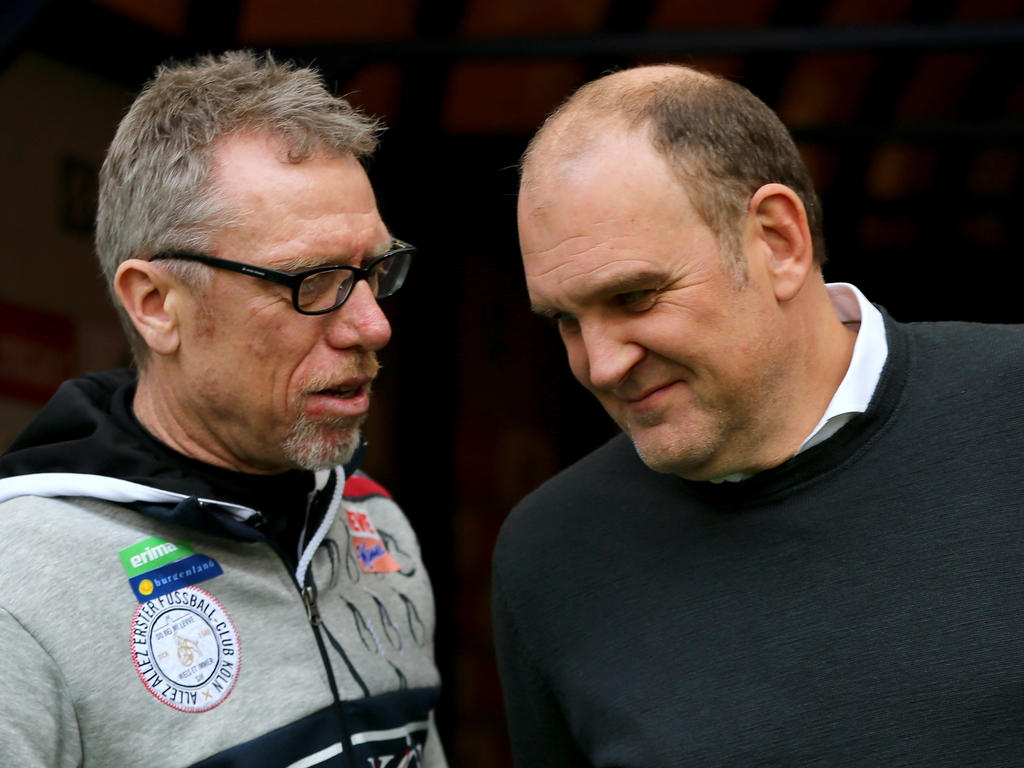 Trainer Peter Stöger (r.) und Sportdirektor Jörg Schmadtke freuen sich auf das Spiel in London