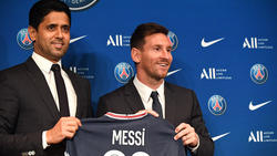Lionel Messi (r.) bei seiner Vorstellung in Paris