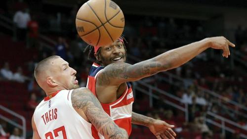 Daniel Theis (l) feierte sein Debüt für die Houston Rockets
