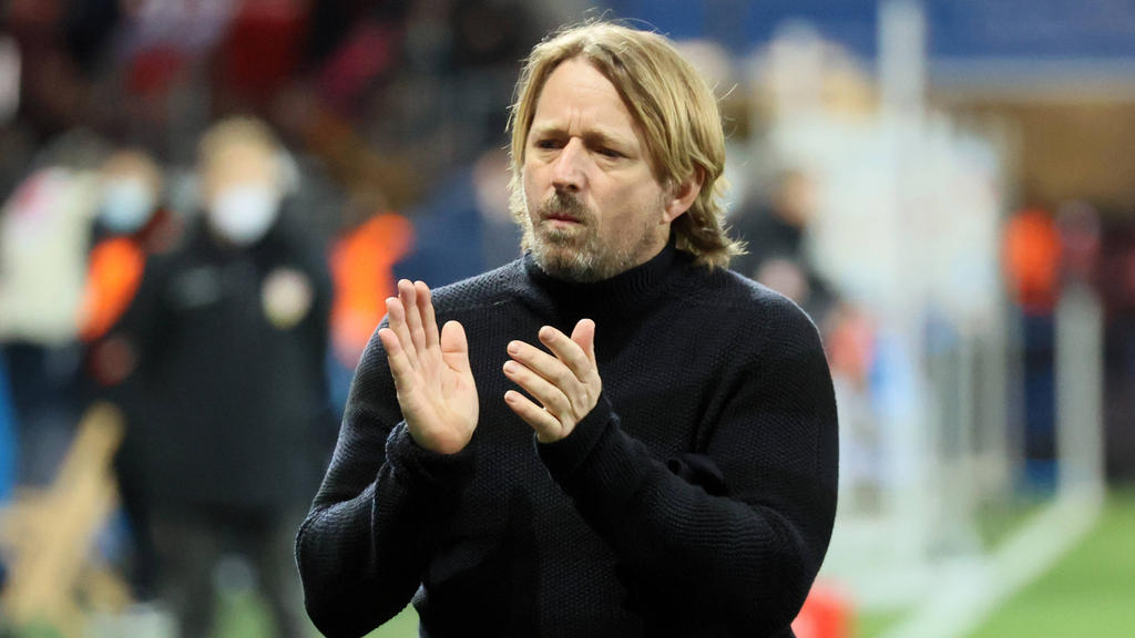 Sven Mislintat (2.v.r.) würde beim VfB Stuttgart auch in der 2. Liga weiterarbeiten Sven Mislintat (2.v.r.) würde beim VfB Stuttgart auch in der 2. Liga weiterarbeiten