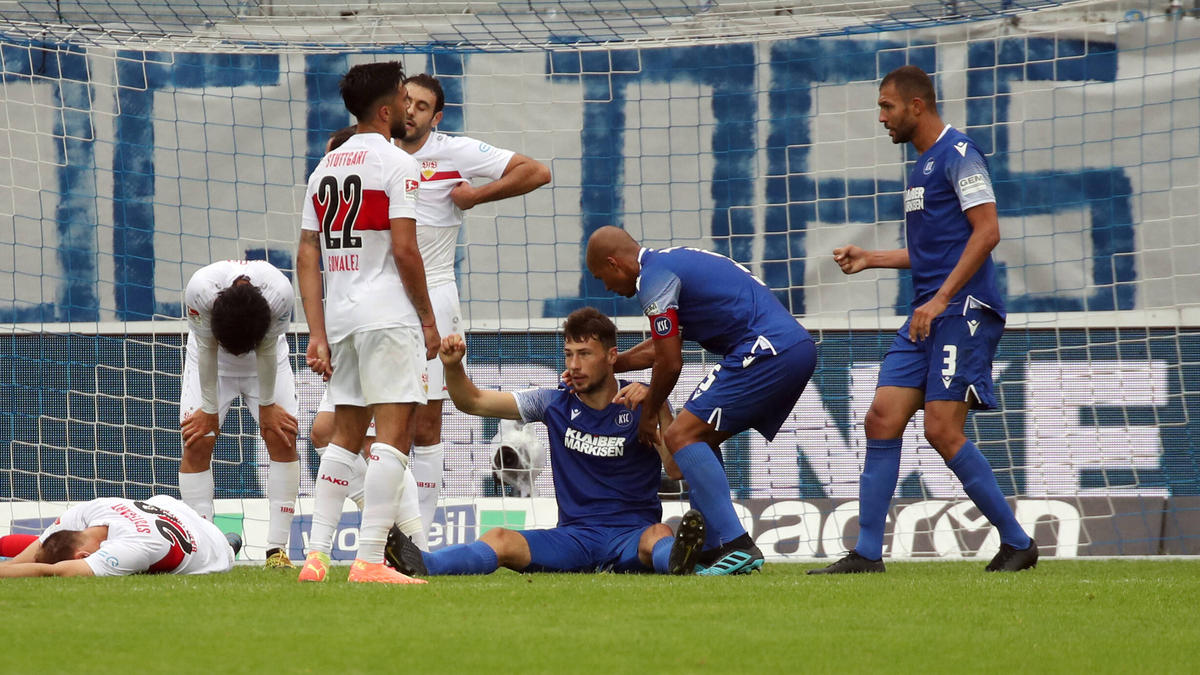 Der VfB Stuttgart unterliegt dem KSC Der VfB Stuttgart unterliegt dem KSC