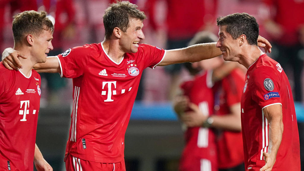 Thomas Müller jubelt mit seinen Teamkollegen Thomas Müller jubelt mit seinen Teamkollegen