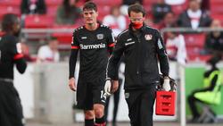 Patrik Schick (2.v.r) von Bayer Leverkusen geht verletzt vom Platz