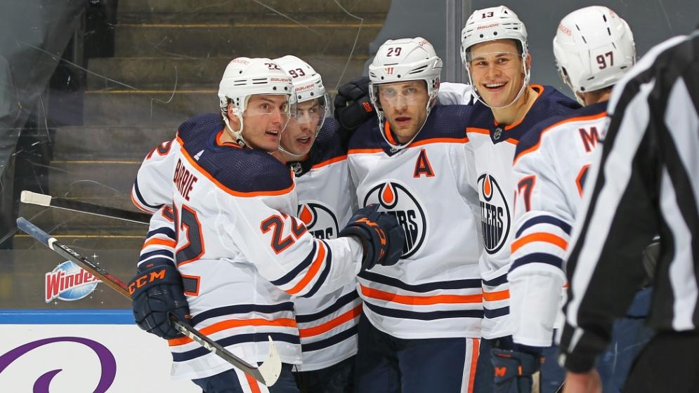 Leon Draisaitl (3. von links) feiert sein erstes Saisontor Leon Draisaitl (3. von links) feiert sein erstes Saisontor
