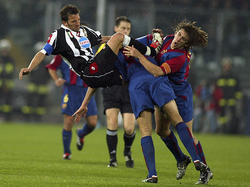 Twee legendarische aanvoerders van Barcelona. Alessandro Del Piero (l.) letterlijk in gevecht met Carles Puyol (r.). 