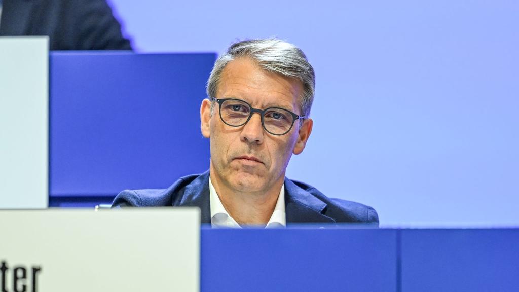 Schalkes Sportvorstand Peter Knäbel kritisiert die Nachwuchsstrukturen des DFB Schalkes Sportvorstand Peter Knäbel kritisiert die Nachwuchsstrukturen des DFB