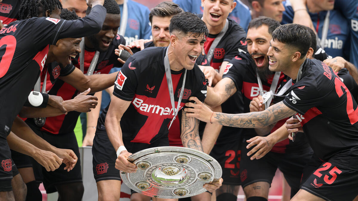 Piero Hincapie (M.) trở thành nhà vô địch Đức cùng Bayer Leverkusen