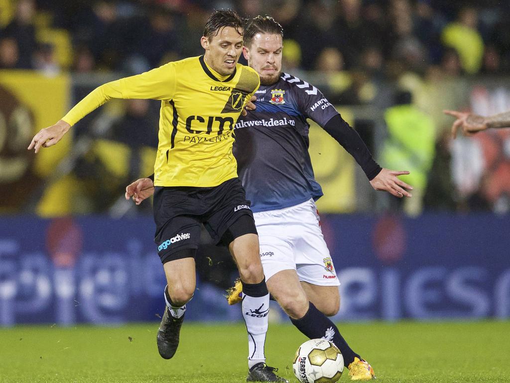 Uroš Matić (l.) schudt Sander Duits (r.) van zich af tijdens de competitiewedstrijd NAC Breda - Go Ahead Eagles. (11-12-2015)
