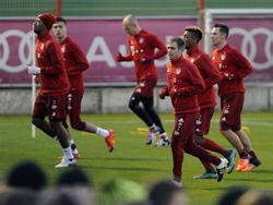 Philipp Lahm (M.) und Jérôme Boateng (l.) wollen weiterhin alles für Pep Guardiola geben