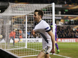 Ryan Mason viert het openingsdoelpunt van Tottenham Hotspur in de Europa League tegen Fiorentina met de supporters. (25-02-2016)