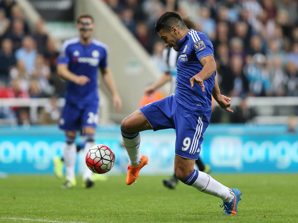 Radamel Falcao schiet op doel tijdens het competitieduel Newcastle United - Chelsea. (26-09-2015)