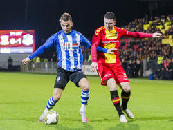 Thomas Horsten (l.) en Randy Wolters (r.) vechten om de bal tijdens het competitieduel Go Ahead Eagles - FC Eindhoven. (27-11-2015)