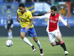 Marvin Peersman (l.) en Amin Younes (r.) in een duel tijdens de wedstrijd tussen Cambuur en Ajax. (09-04-2016)