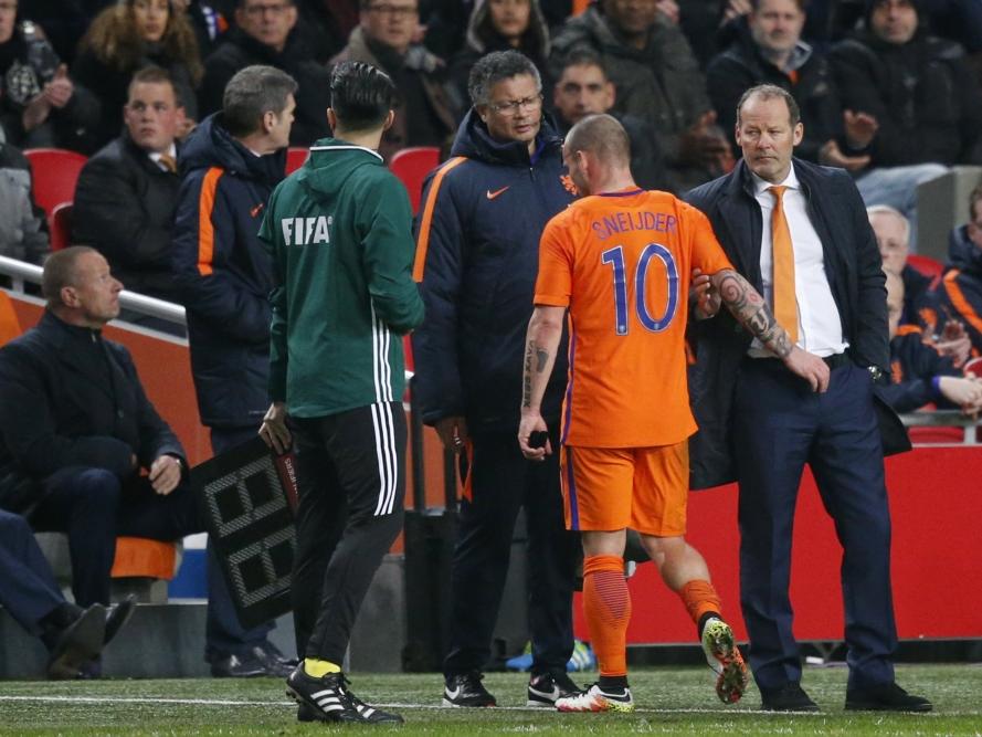 Een teleurgestelde Wesley Sneijder moet Nederland - Frankrijk al na een halfuur staken. Bondscoach Danny Blind (r.) kijkt toe hoe zijn pupil afdruipt. (25-03-2016)