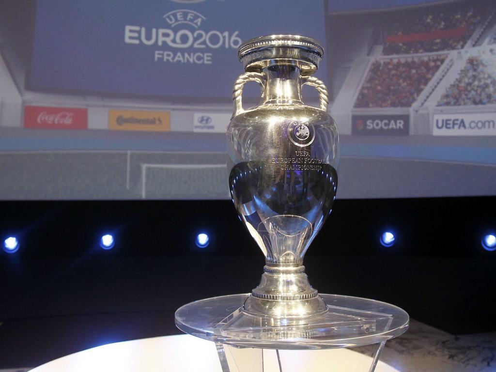 Auch 2016 wieder ein Objekt der Begierde: der EM-Pokal