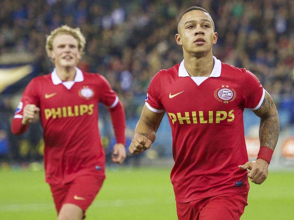 Oscar Hiljemark (l.) en Memphis Depay (r.) vieren de 2-1 tegen Vitesse. (17-03-2014)