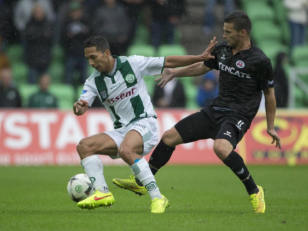 Tom Hiariej (l.) draait weg bij Bryan Linssen (r.) tijdens FC Groningen - Heracles Almelo. (17-8-2014) Tom Hiariej (l.) draait weg bij Bryan Linssen (r.) tijdens FC Groningen - Heracles Almelo. (17-8-2014)