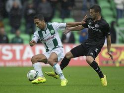 Tom Hiariej (l.) draait weg bij Bryan Linssen (r.) tijdens FC Groningen - Heracles Almelo. (17-8-2014)