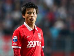 Ryo Miyaichi voor het eerst in het shirt van FC Twente. De Japanner debuteert tegen Go Ahead Eagles. (13-09-2014)