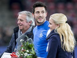 Stanislav Manolev (m.) neemt voorafgaand aan PSV - Dinamo Moskou afscheid van het PSV-publiek. (11-12-2014). 