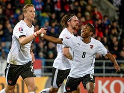 Janko celebra un gol con el lateral David Alaba y Martin Harnik ayer en Vaduz. (Foto: Getty)