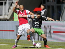 De kleine Feyenoord speler Anass Achahbar (r.) gebruikt zijn lichaam goed tegenover AZ speler Simon Poulsen (l.). (05-04-2015)