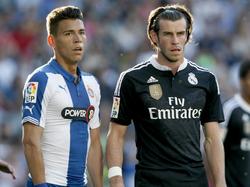 Héctor Moreno (l.) en Gareth Bale (r.) doen even rustig aan tijdens het competitieduel Espanyol - Real Madrid. (17-05-2015)