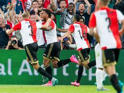 Colin Kâzım-Richards (m.) is het middelpunt van de Rotterdamse vreugde. De aanvaller scoort tegen FC Utrecht de openingstreffer. Bilal Başaçıkoğlu (r.) en Sven van Beek zijn als eerste bij de doelpuntenmaker. (08-08-2015)