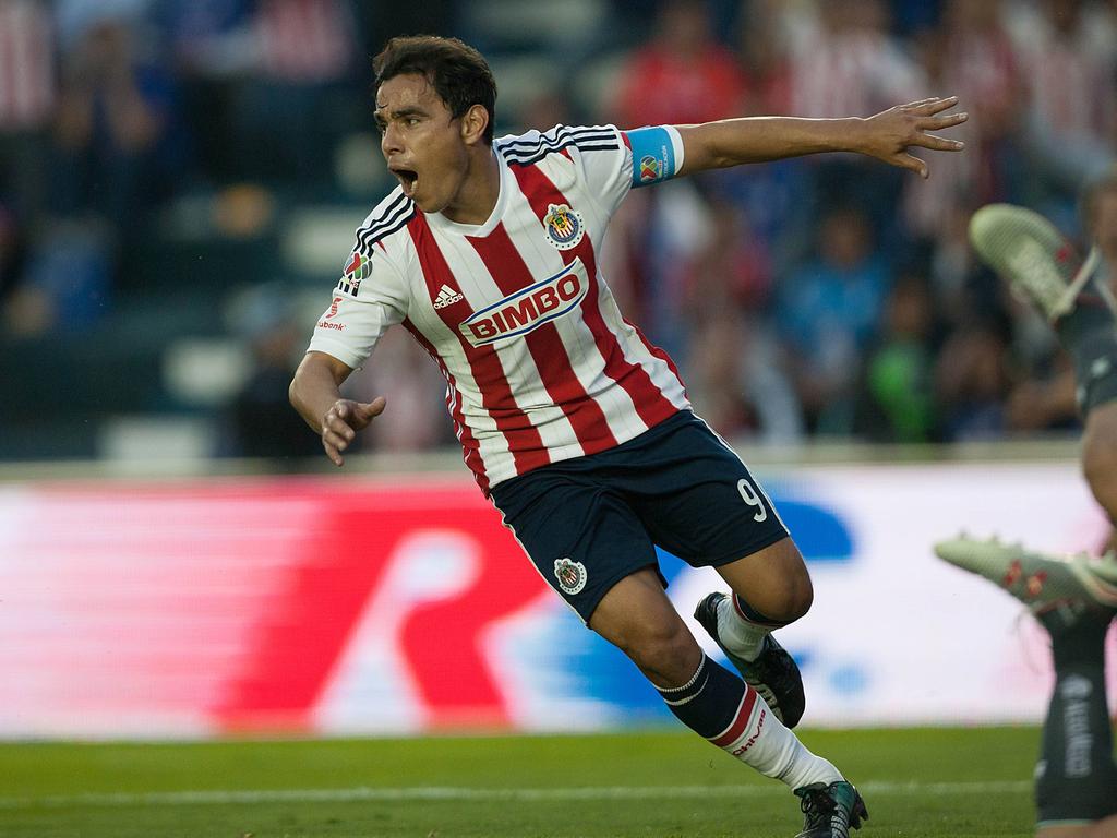 El goleador del Guadalajara Omar Bravo erró un penalti. (Foto: Imago)