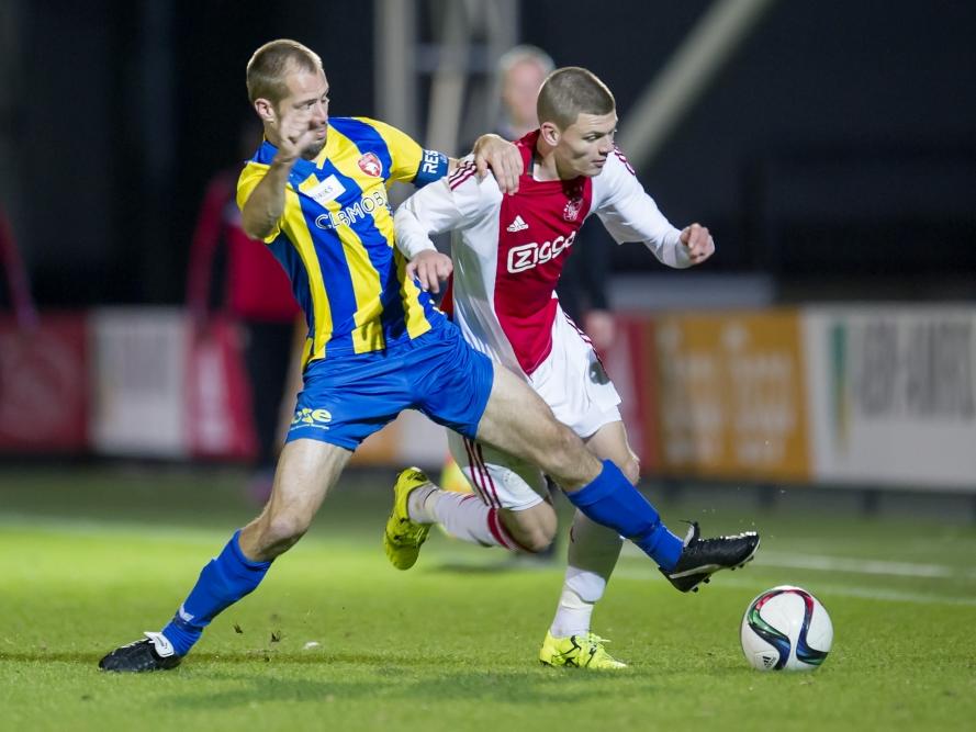 Django Warmerdam van Jong Ajax voorkomt dat Istvan Bakx van FC Oss aan de bal komt. (28-09-2015)
