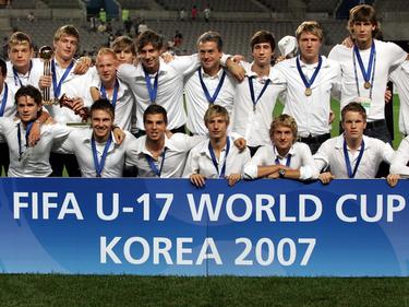 Toni Kroos (izq.) -con el trofeo- ganó el Mundial con la Sub-17 alemana en 2007. (Foto: Getty)