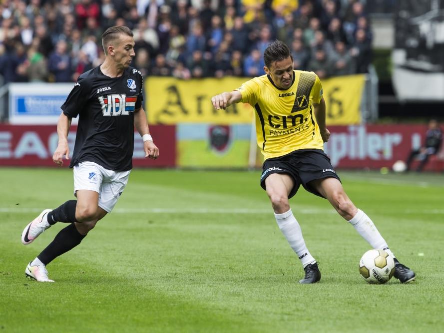 NAC Breda-middenvelder Uroš Matić geeft een voorzet richting de zestien. FC Eindhoven-aanvaller Jari Vandeputte is te laat. (16-05-2016)