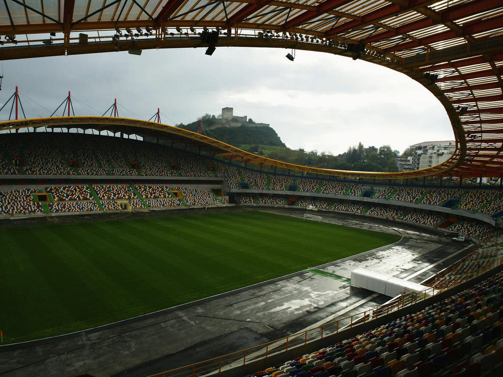 Dunkle Wolken türmen sich über dem Stadion von União Leiria