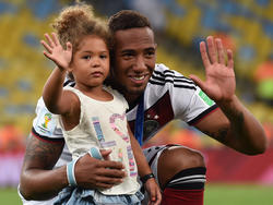 Boateng con una de sus hijas tras la final del Mundial 2014 en Brasil. (Foto: Getty)