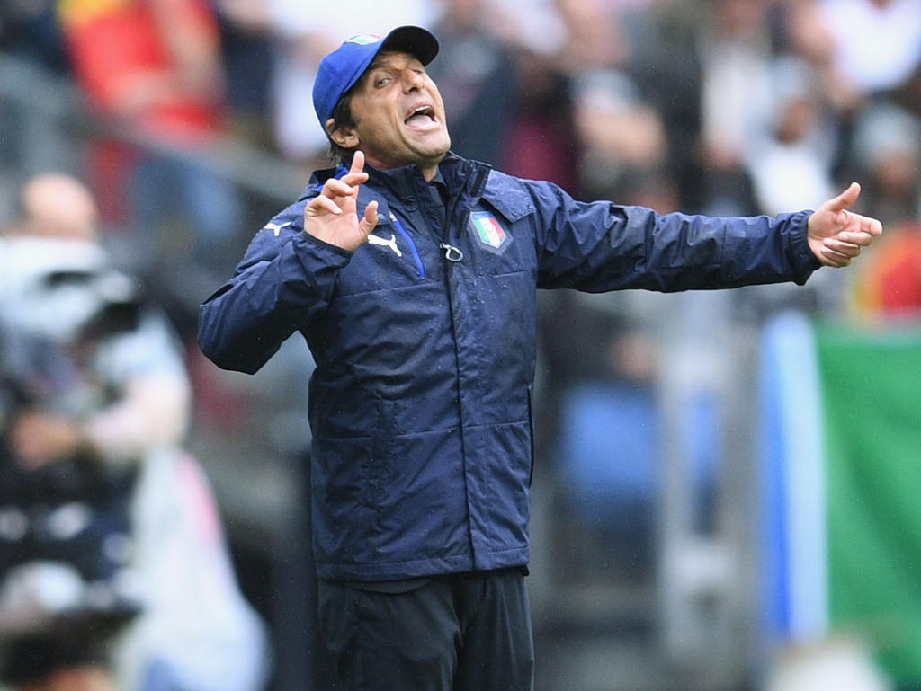 Italiens Coach Antonio Conte freut sich auf das Spiel gegen Deutschland
