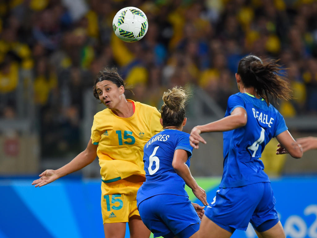 Sam Kerr de Australia cabecea un cuero ante la presión de Tamires. (Foto: Getty) Sam Kerr de Australia cabecea un cuero ante la presión de Tamires. (Foto: Getty)
