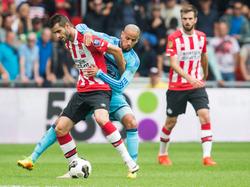 Gastón Pereiro (l.) probeert tijdens de kraker tussen PSV en Feyenoord weg te draaien bij Karim El Ahmadi (m.). (18-09-2016)