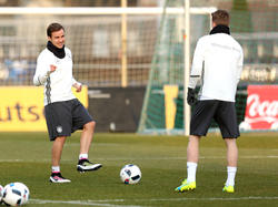 Mario Götze und Marco Reus (r.) hoffen auf ein WM-Ticket