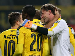 Der Vertrag von Roman Weidenfeller (r.) läuft bis 2017