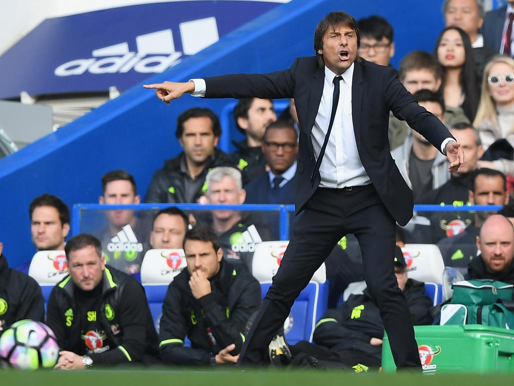 Chelsea-manager Antonio Conte geeft aanwijzingen aan zijn ploeg. (15-10-2016)