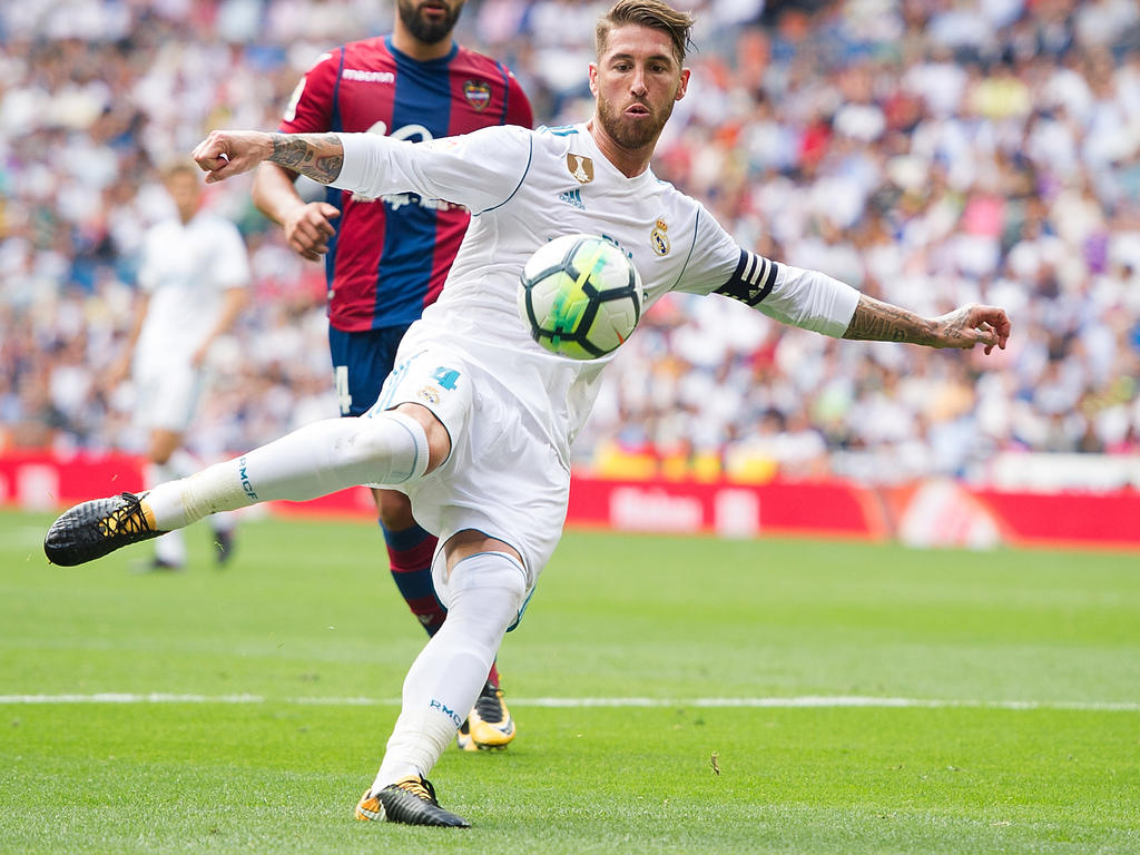 Ramos remata de volea en el duelo liguero ante al Levante. (Foto: Getty)
