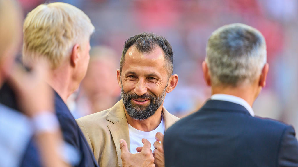 Hasan Salihamidzic (M.) hat die Bosse des FC Bayern wohl überzeugt